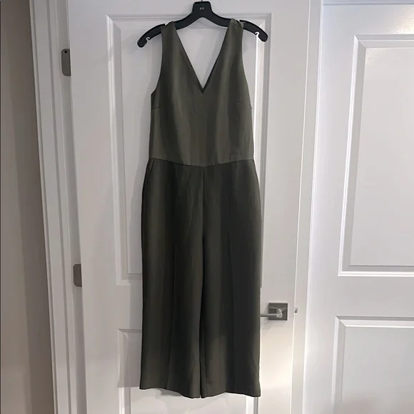 NWT Wide Leg Cropped Jumpsuit! - Picture 1 of 7